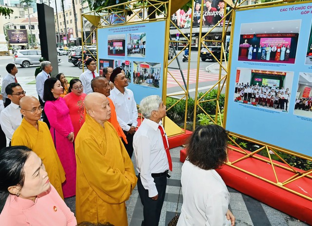 Đại biểu dự Đại hội MTTQ Việt Nam TPHCM dâng hoa tưởng nhớ Chủ tịch Hồ Chí Minh- Ảnh 6.