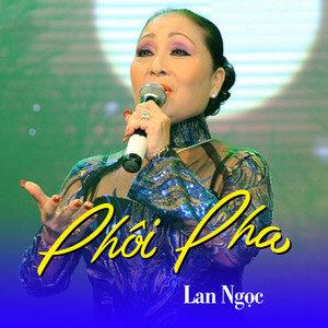 Chương trình Shopping Seasons: Bình Dương Mega Sale với điểm nhấn là “Tuần lễ bán hàng giảm giá siêu giảm giá” được nhiều người quan tâm tham quan, mua sắm. (Ảnh: PV/Vietnam+)