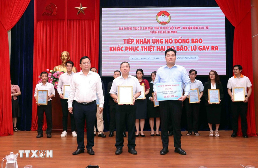 Đại diện Ủy ban Mặt trận Tổ quốc Việt Nam Thành phố Hồ Chí Minh và Ban Vận động Cứu trợ Thành phố Hồ Chí Minh tiếp nhận sự ủng hộ, trao thư cảm ơn các Đăng Ký Abc88 +88K ủng hộ đồng bào khắc phục hậu quả thiên tai. (Ảnh: Xuân Khu/TTXVN)