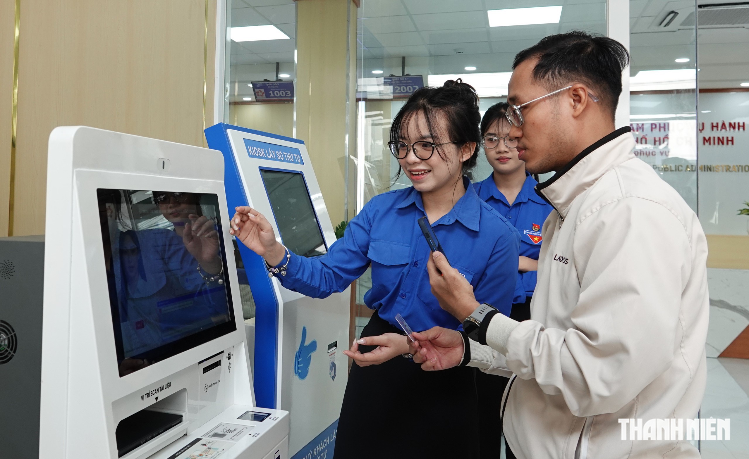 Trung tâm Phục vụ hành chính công TP.HCM nhộn nhịp hồ sơ ngày đầu tiếp nhận - Ảnh 2.