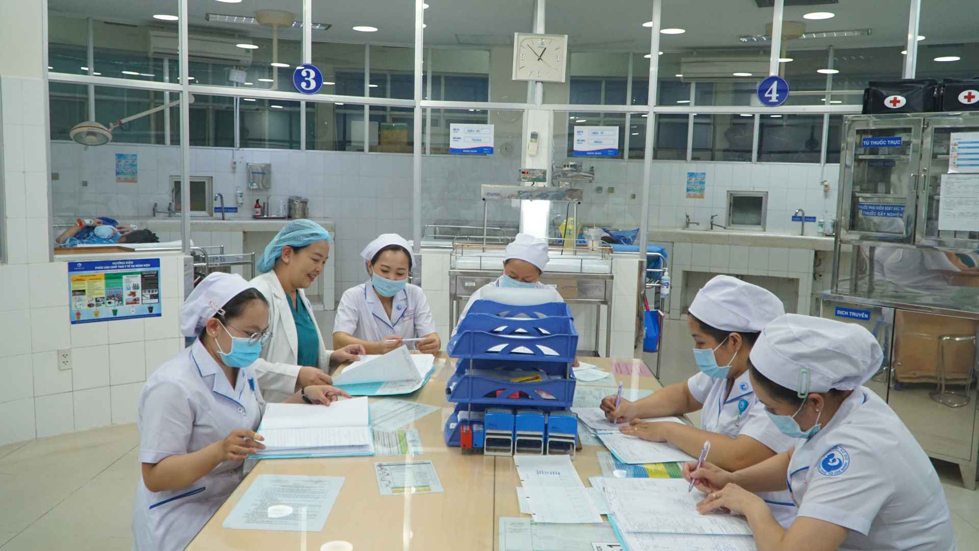 Điều dưỡng Phan Thủy Linh Phương, người có hơn 20 năm công tác trong ngành sản khoa, chia sẻ rằng dù đã đỡ sinh cho rất nhiều ca, nhưng mỗi tiếng khóc chào đời của trẻ sơ sinh vẫn luôn mang lại cảm xúc khó tả. “Khi em bé cất tiếng khóc đầu đời, mọi mệt mỏi gần như tan biến. Nhất là trong những ca sinh khó, cảm giác hạnh phúc ấy càng rõ rệt hơn,” chị nói.