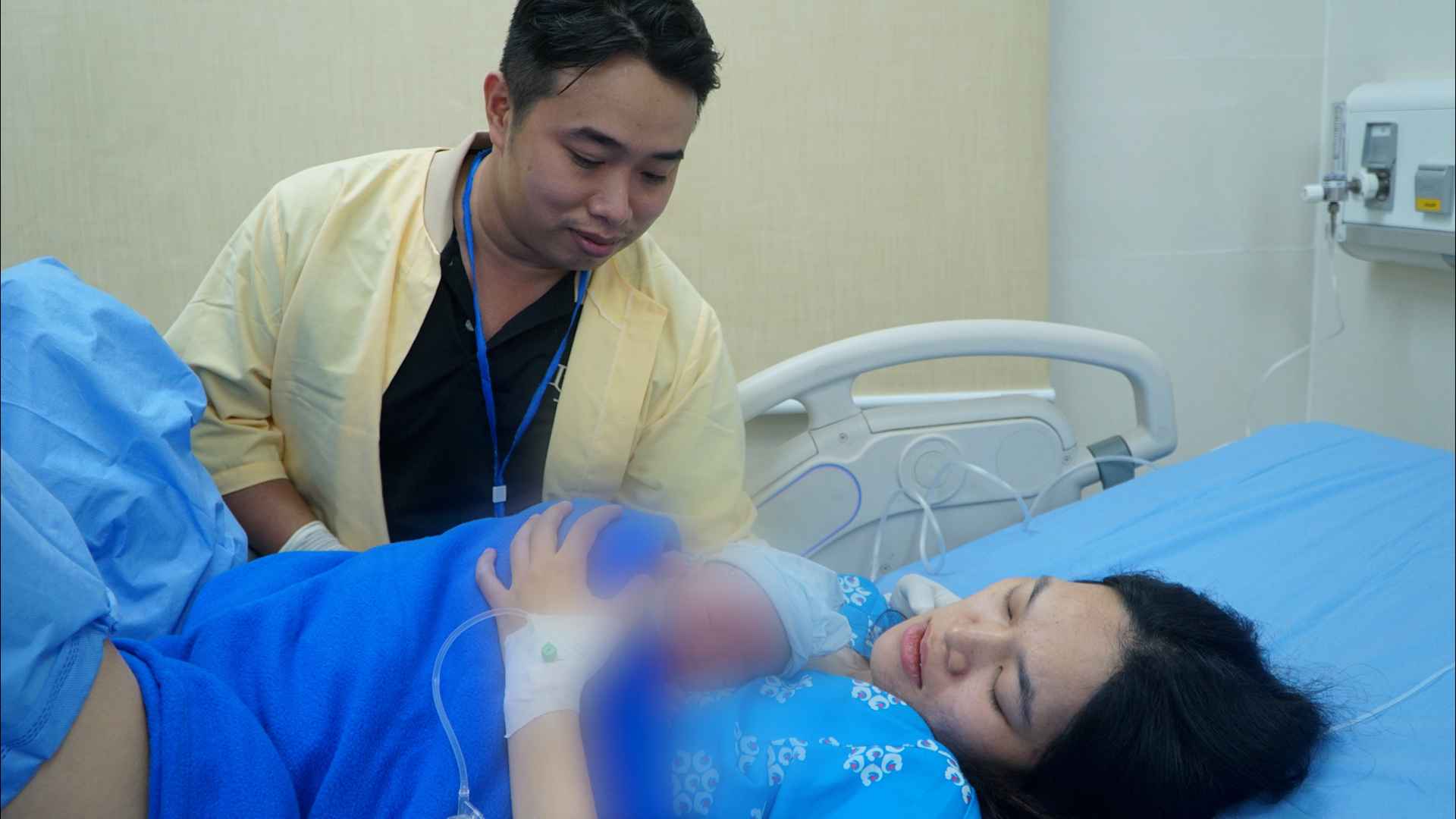 Gia đình chị Nguyễn Thị Phụng (ngụ quận 1, TPHCM) vừa đón con trai đầu lòng chào đời trong niềm hạnh phúc xen lẫn hồi hộp. Theo chia sẻ của anh Nguyễn Bình An Hưng, chồng chị Phụng, dự sinh của vợ anh là ngày 30/12. Tuy nhiên, đến hết ngày vẫn chưa có dấu hiệu rõ ràng nên hai vợ chồng quyết định nhập viện vào sáng 31/12 khi chị bắt đầu đau bụng.