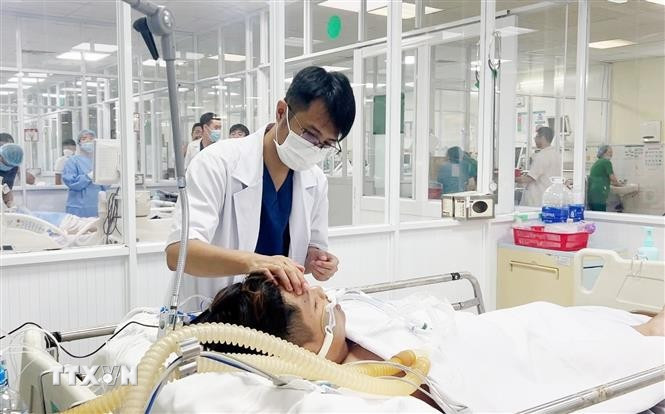 Bác sỹ Bệnh viện Quân y 175, Thành phố Hồ Chí Minh điều trị cho Abc8c9.com bắn cá hấp dẫn sốt xuất huyết nặng. (Ảnh: TTXVN/Vietnam+)