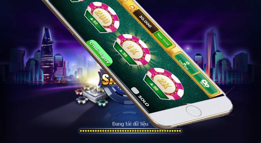 Lực lượng chức năng phong tỏa hiện trường vụ sụt lún trên đường Ba Đình. (Ảnh: Tiến Lực/TTXVN)