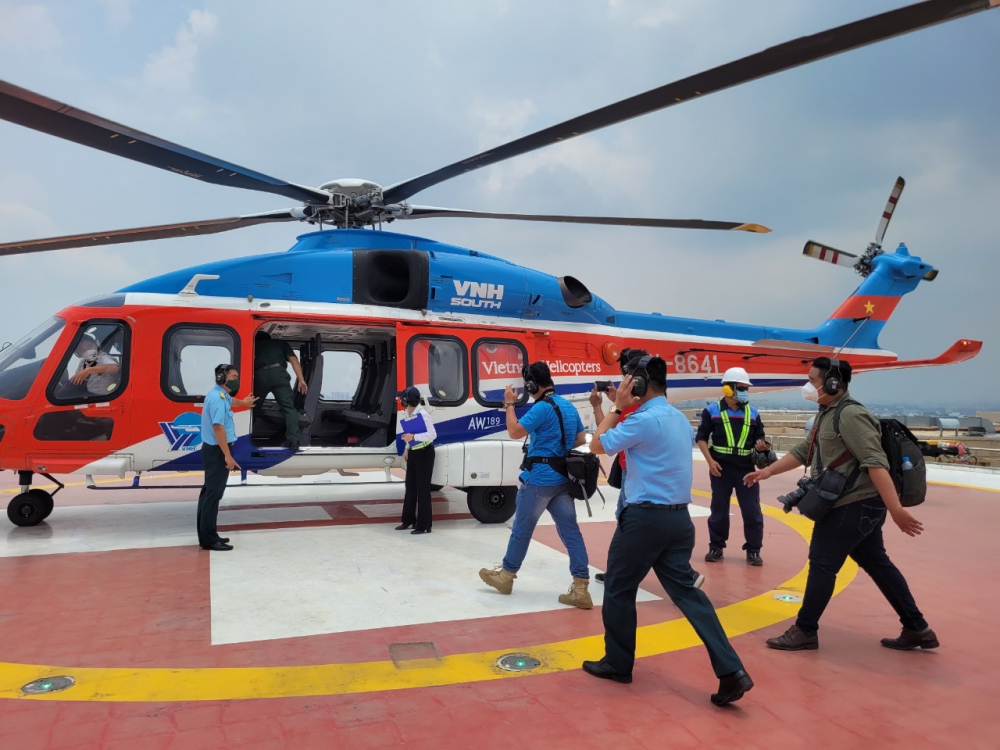 Du khách trải nghiệm tour trực thăng đầu tiên tại TPHCM. Ảnh: Quốc Thái