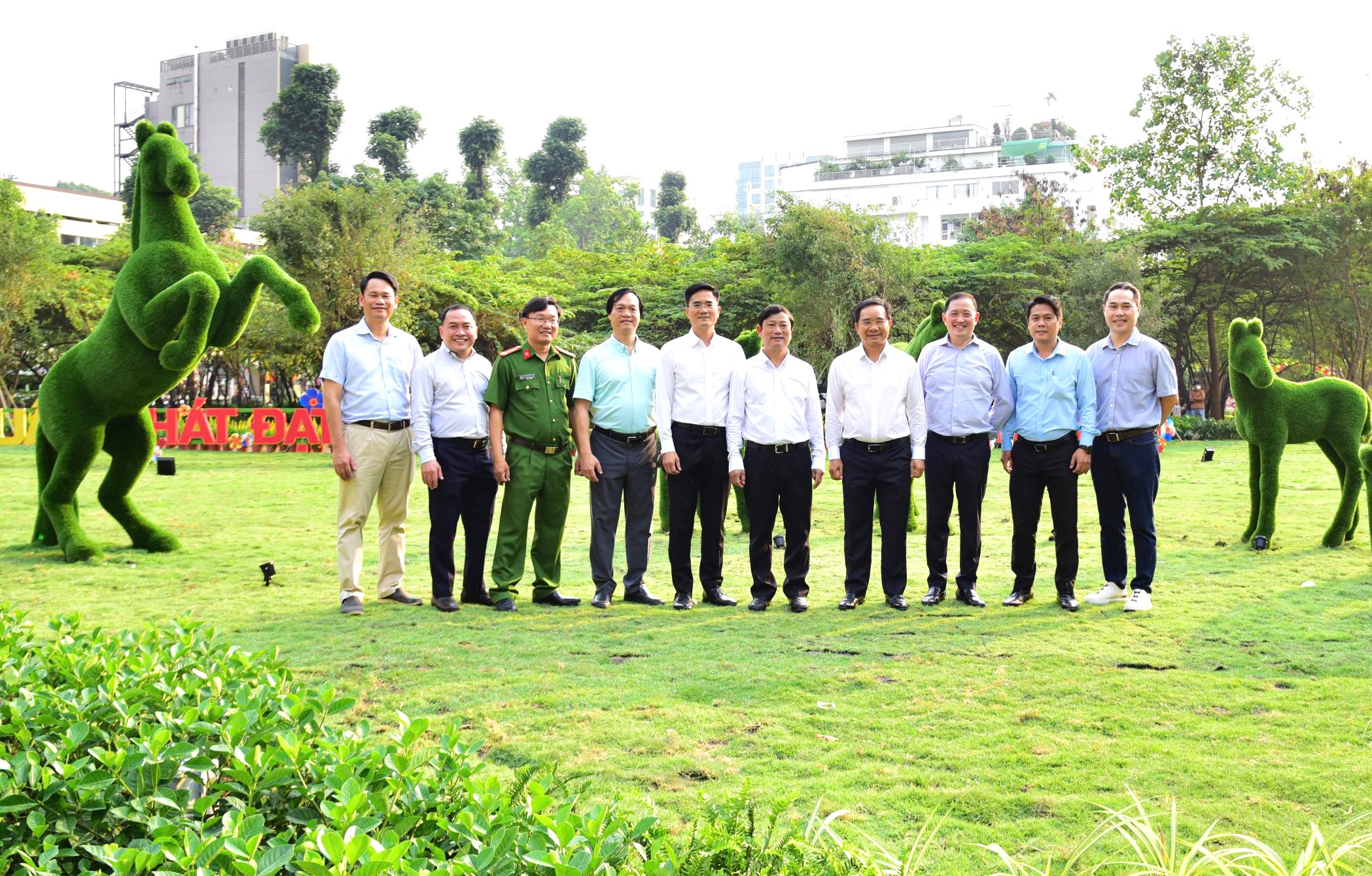 Bàn giao công viên nhà thi đấu Phan Đình Phùng phục vụ người dân dịp Tết Bính Ngọ - Ảnh 1.