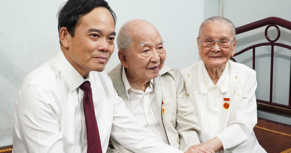 Bí thư Thành ủy TPHCM Trần Lưu Quang trao Huy hiệu 80 năm tuổi Đảng cho đảng viên Tô Bửu Giám