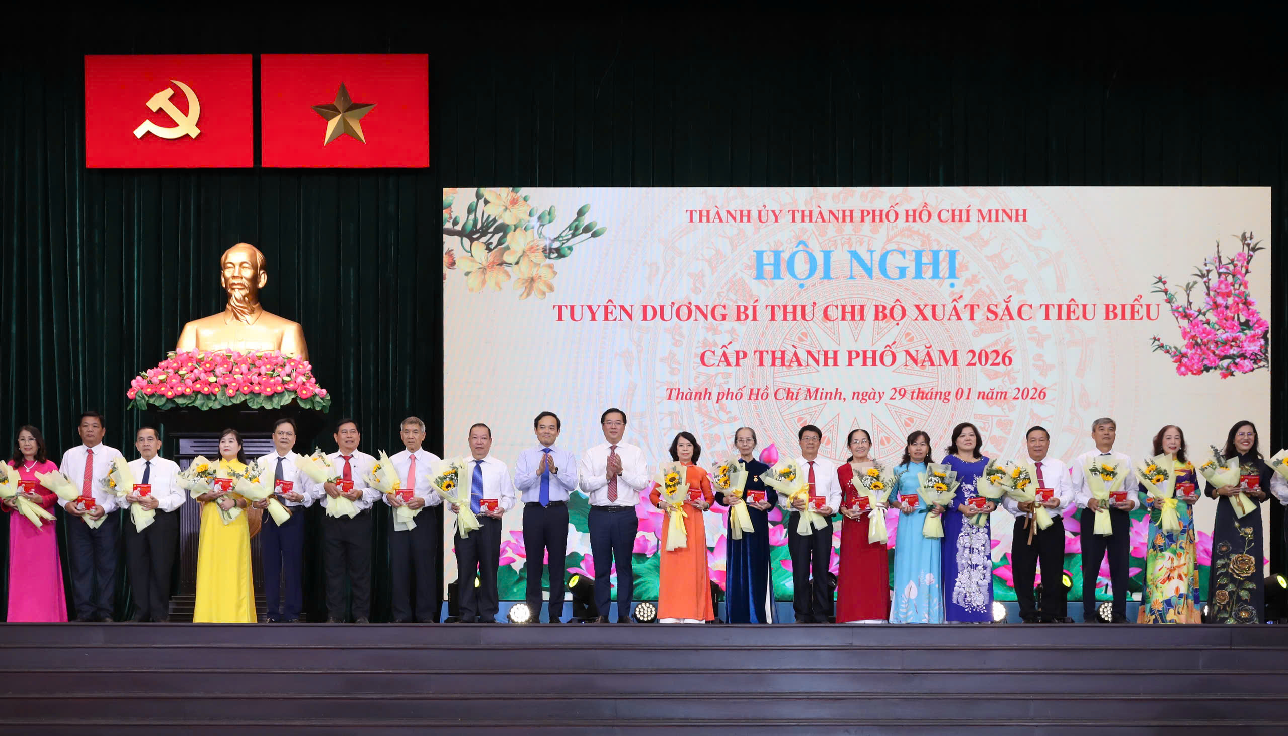 TP.HCM tuyên dương 233 bí thư chi bộ xuất sắc, có 3 người giữ chức trên 30 năm - Ảnh 1.