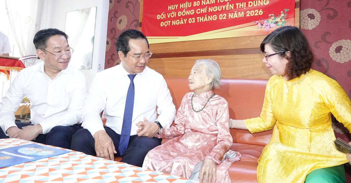 Chủ tịch UBND TP.HCM trao Huy hiệu 80 năm tuổi Đảng cho đảng viên Nguyễn Thị Dũng
