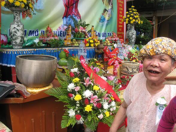Phó Chủ tịch UBND TPHCM Nguyễn Công Vinh cùng Chánh Văn phòng UBND TPHCM Dương Hồng Thắng trao quyết định và hoa chúc mừng các cá nhân. Ảnh: VIỆT DŨNG