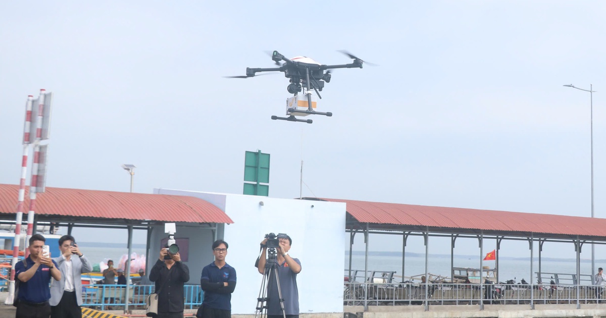 TP.HCM lần đầu tiên giao hàng vượt biển bằng thiết bị bay không người lái