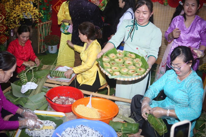 TPHCM: Khai mạc Chợ hoa Tết Bình Đông - Xuân Bính Ngọ 2026 - Ảnh 9.