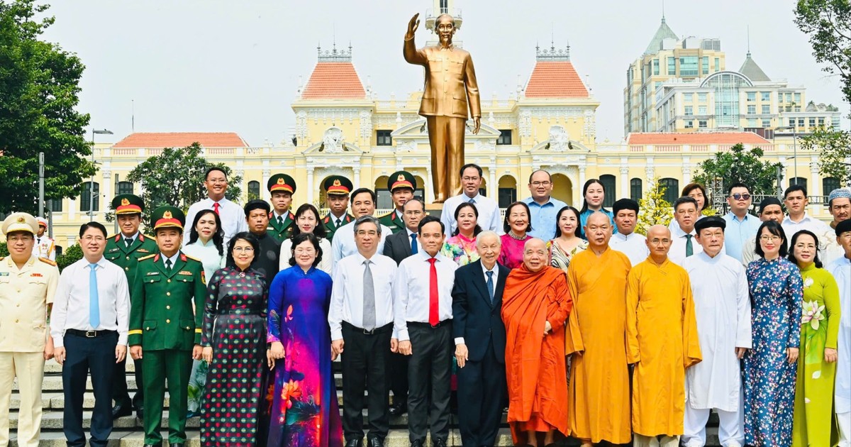 Đoàn lãnh đạo TPHCM dâng hương tưởng nhớ Chủ tịch Hồ Chí Minh và Chủ tịch Tôn Đức Thắng
