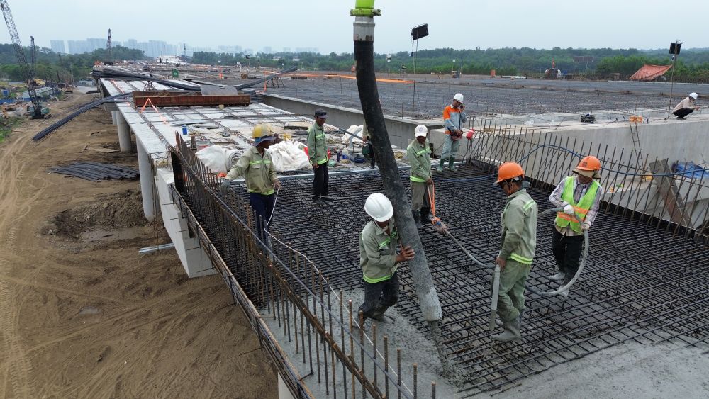 Công nhân bám công trường trọng điểm tại TPHCM xuyên Tết