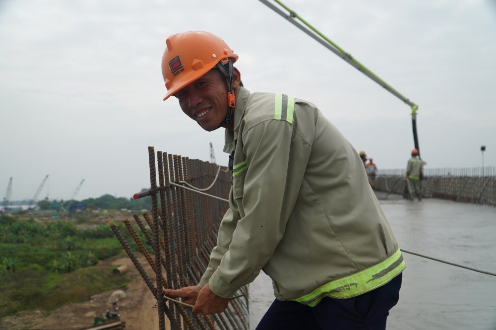 Anh Phạm Ngọc Quân (quê Thanh Hóa) tập trung cao độ cho mũi thi công lắp dầm tại Vành đai 3. Ảnh: Anh Tú 