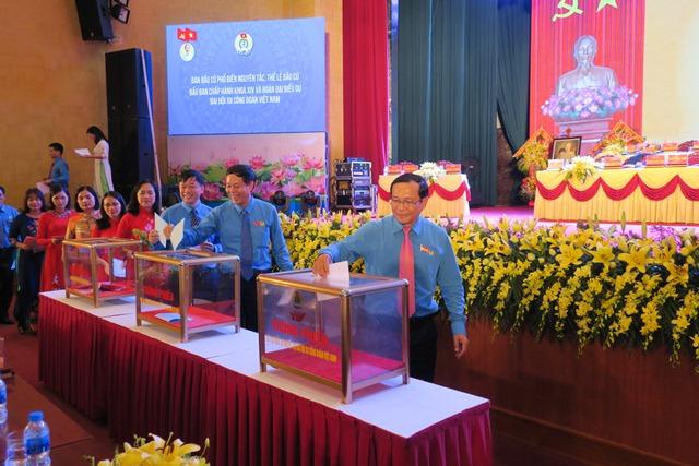 Du khách nước ngoài trải nghiệm trò chơi ô ăn quan tại ngày hội Sách và Văn hóa đêm tại Đường sách TPHCM - ẢNH: HỒNG NGA
