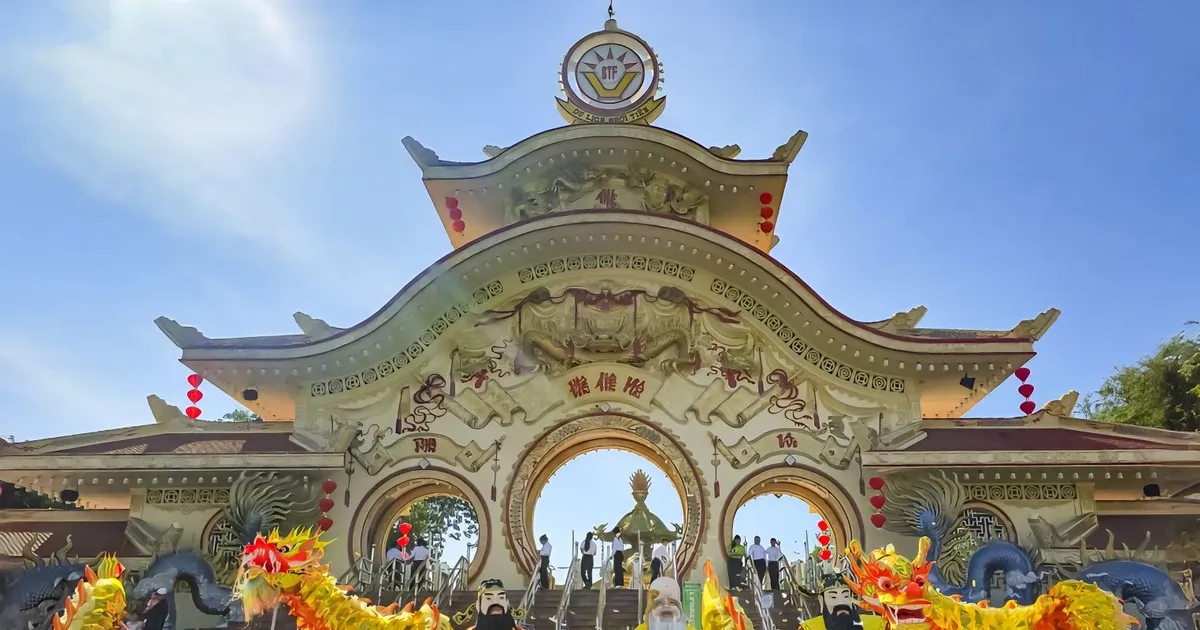 Người dân TPHCM rộn ràng du Xuân ngày mùng 3 Tết