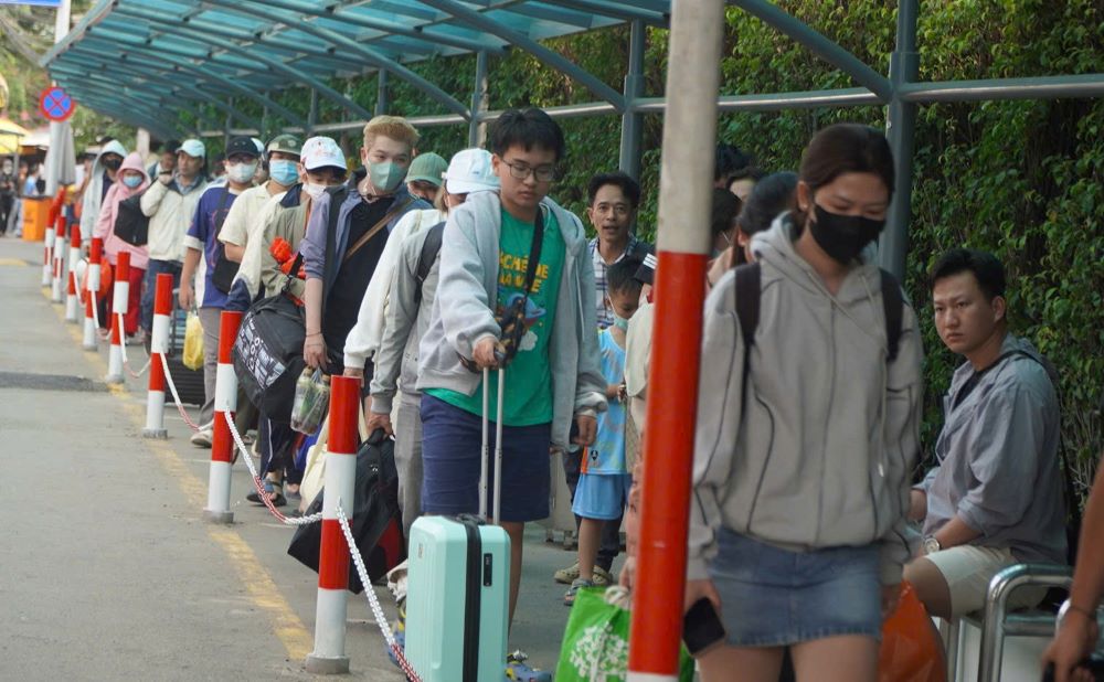 Người dân trở lại TPHCM sớm, Bến xe Miền Tây đông đúc chiều mùng 3 Tết