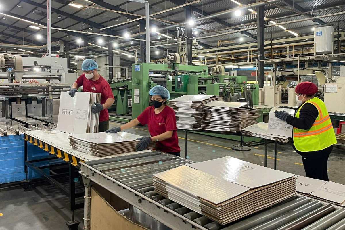 Người lao động tại Công ty Công ty Cổ phần Bao bì Quang Minh làm việc trong ngày 23.2. Ảnh: Thành An 