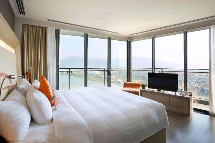 Nhân viên Bệnh viện Quân y 175, TP.Hồ Chí Minh bỏ phiếu tại điểm bầu cử số 055 phường Hạnh Thông đặt tại Bệnh viện Quân y 175. (Ảnh: Đinh Hằng/TTXVN)