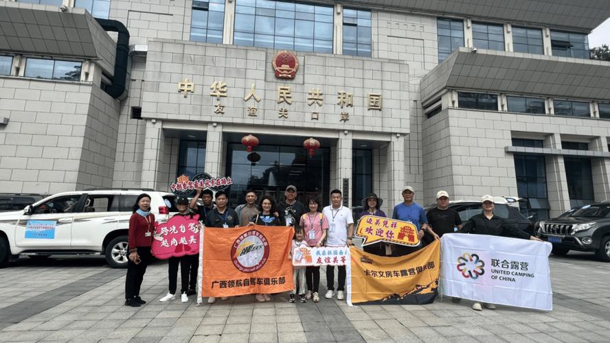 Tượng đài Giọt nước tại công viên Lý Thái Tổ thu hút người dân TP . HCM xem nhạc nước - Ảnh 1.