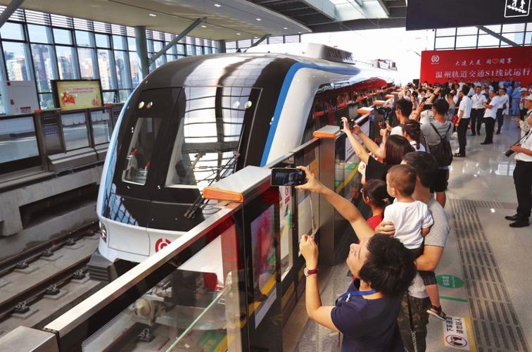 việc nâng cao năng lực quản lý cho đội ngũ lãnh đạo trạm y tế là giải pháp quan trọng nhằm củng cố tuyến y tế cơ sở, ảnh SYT