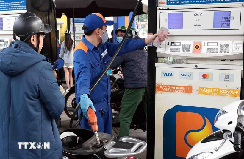 Khách hàng mua xăng, dầu tại một cửa hàng của Petrolimex trên địa bàn Hà Nội. (Ảnh: Trần Việt/TTXVN)