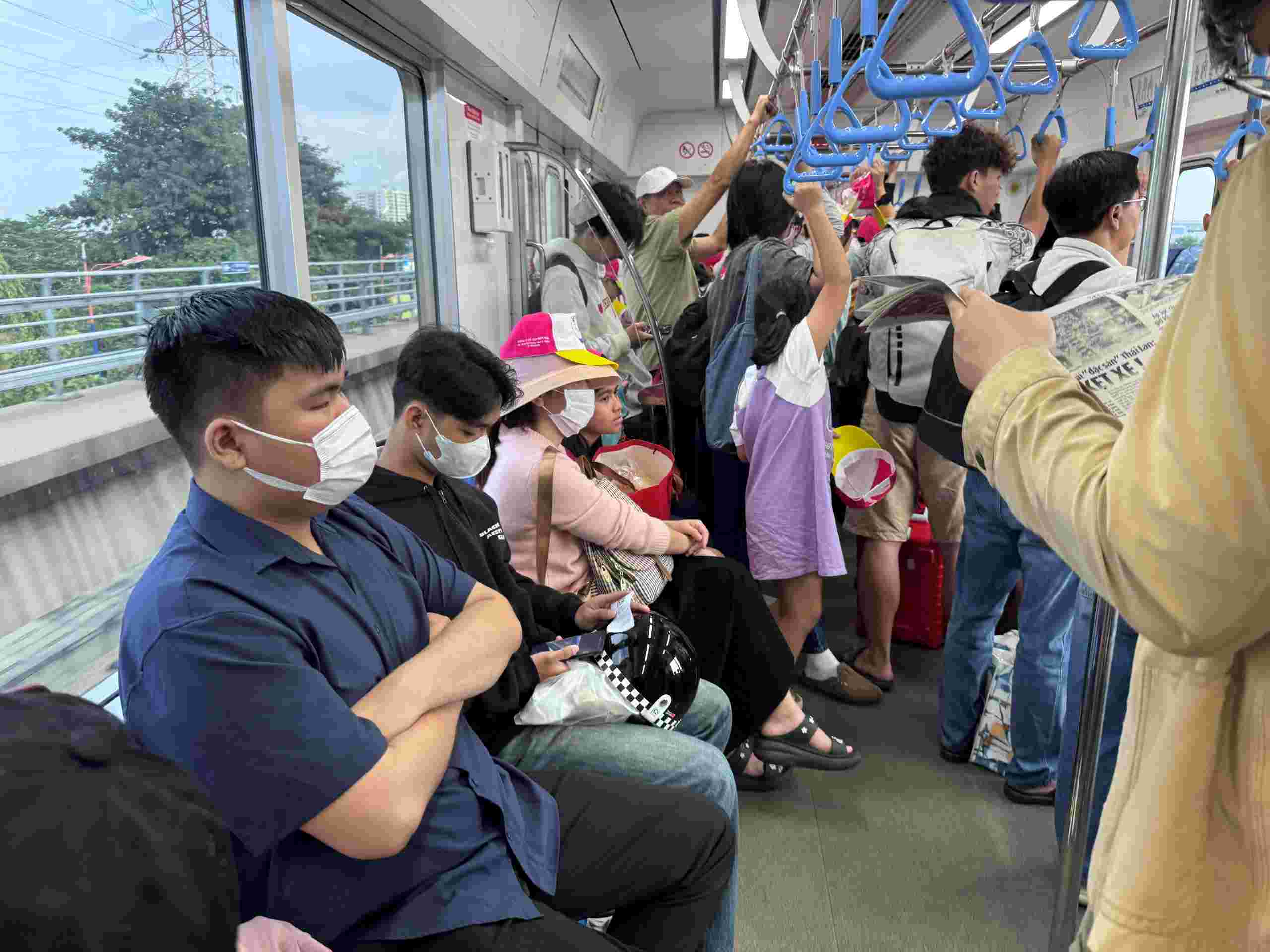 Metro, xe buýt TPHCM hút khách