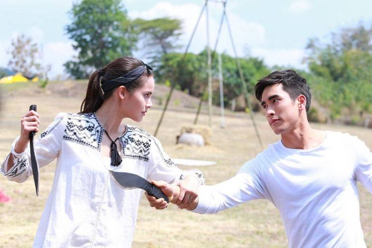 Đại biểu hai nước cắt băng khánh thành Dự án tu bổ, tôn tạo Khu di tích Abc8com chuyên nghiệp 24/7 Chủ tịch Hồ Chí Minh tại tỉnh Savannakhet. (Ảnh: Xuân Tú/TTXVN)