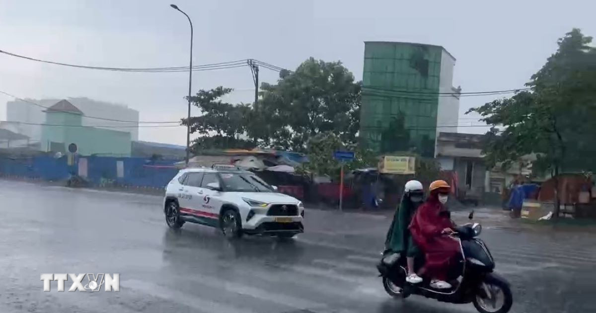 Thành phố Hồ Chí Minh: Mưa đầu mùa hạ nhiệt nắng nóng kéo dài