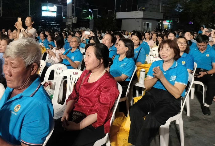 Công nhân hào hứng với chương trình Link Vào Abc8.com Đăng Ký Tặng 88K 