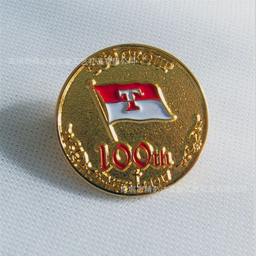 Các cột điện dán đầy quảng cáo rác, đang được lực lượng chức năng xóa bỏ. Ảnh: Minh Tâm
