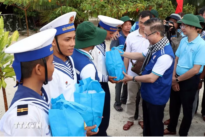 Thành phố Hồ Chí Minh mang tình cảm đến với quân dân Trường Sa