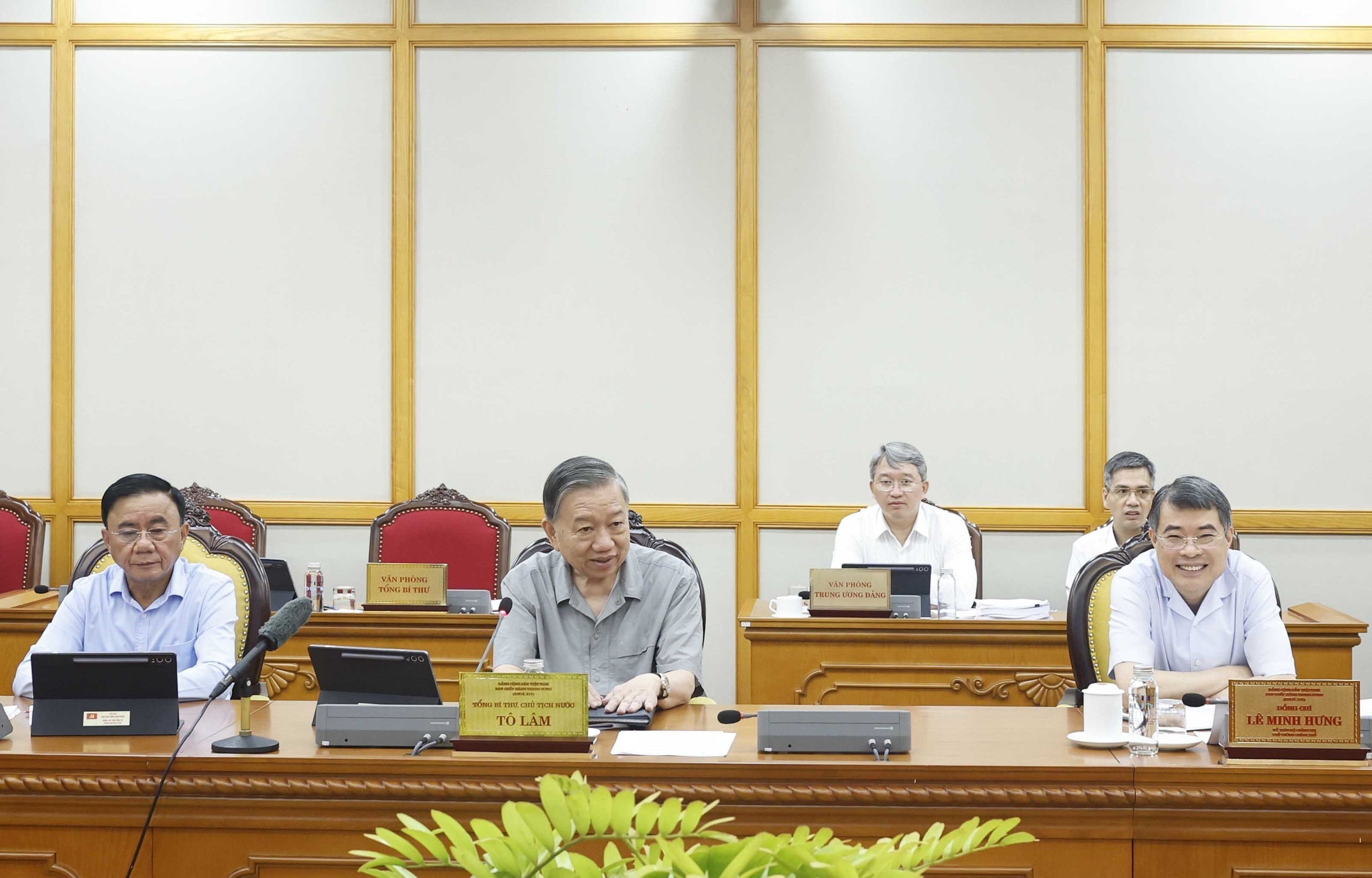 Bộ Chính trị cho ý kiến hoàn thiện thể chế vượt trội, tạo động lực mới để TP.HCM phát triển - Ảnh 1.