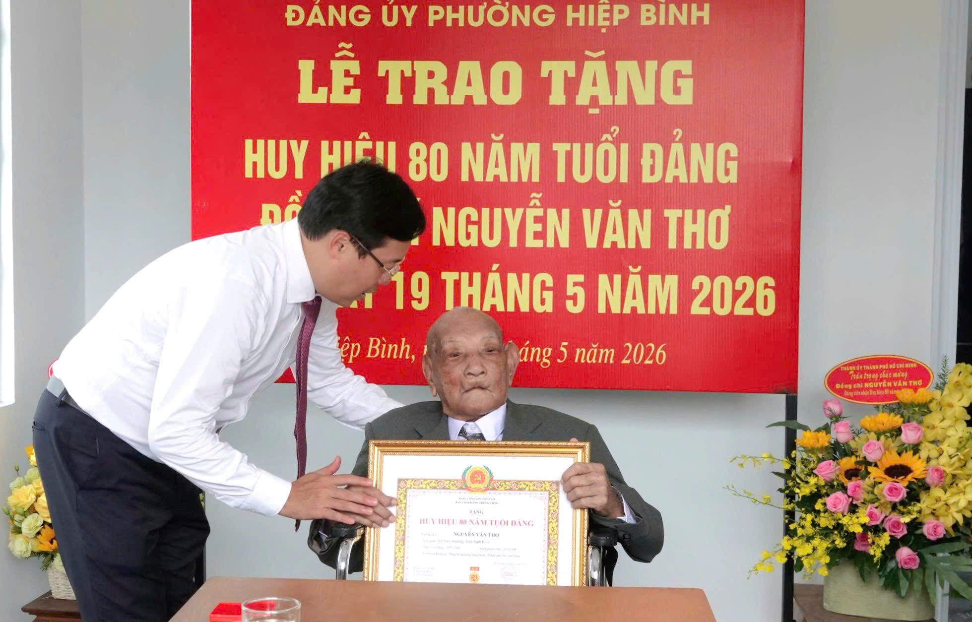 Lãnh đạo Thành ủy TP.HCM trao Huy hiệu Đảng đến đảng viên lão thành - Ảnh 1.