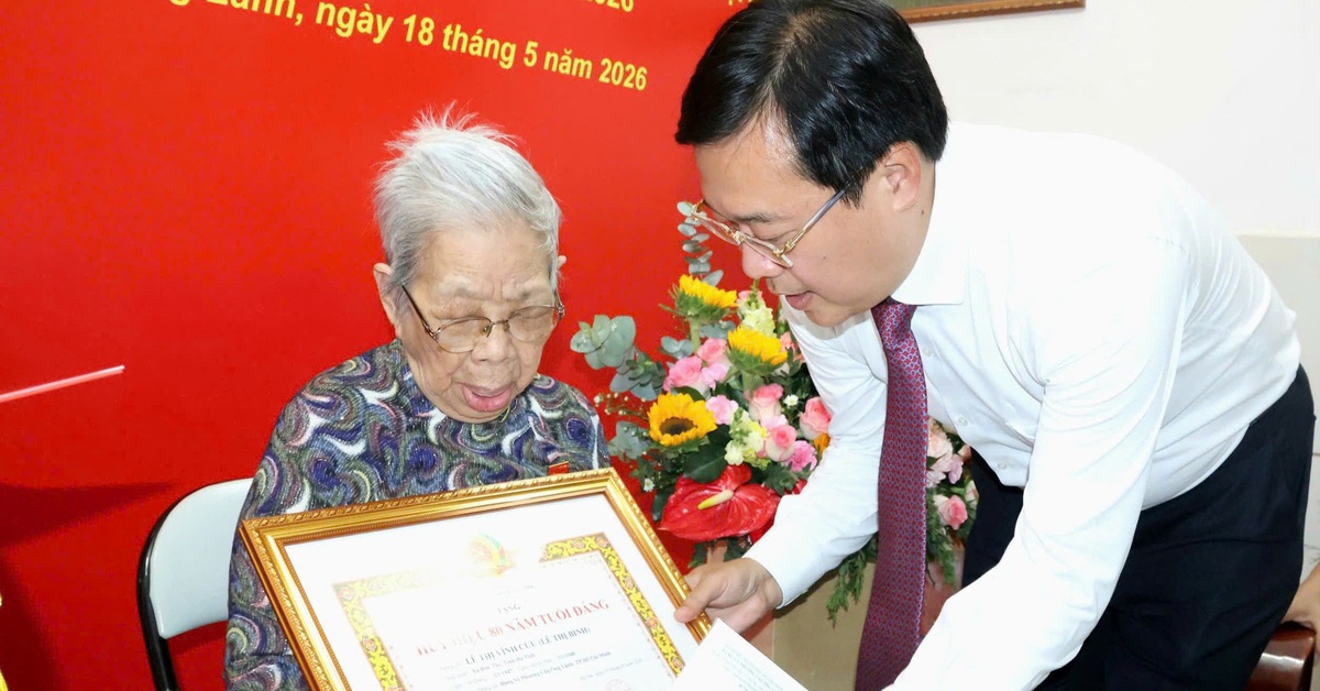 Lãnh đạo Thành ủy TP.HCM trao Huy hiệu Đảng đến đảng viên lão thành