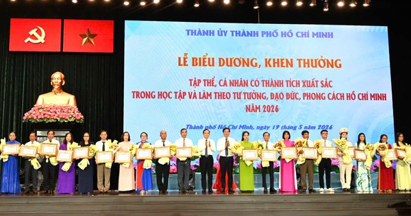 Lãnh đạo TPHCM dâng hoa tưởng nhớ Chủ tịch Hồ Chí Minh vĩ đại