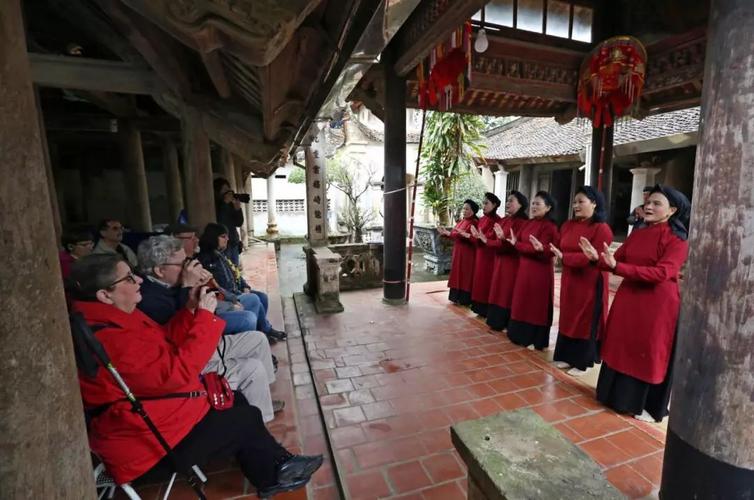 Bác sĩ cảnh báo nguy cơ lé mắt do trẻ nhìn màn hình quá lâu