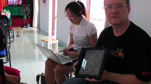 Những chùm hoa kèn hồng nở rộ trên đường Hàm Nghi, tạo nên mảng sắc hồng nổi bật giữa khu trung tâm TP.HCM - Ảnh: @nguyenmay93