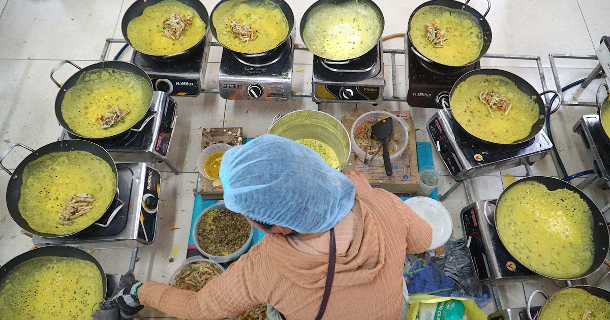 20.000 chiếc bánh xèo chay miễn phí 'ra lò' mỗi ngày tại chùa Hoằng Pháp